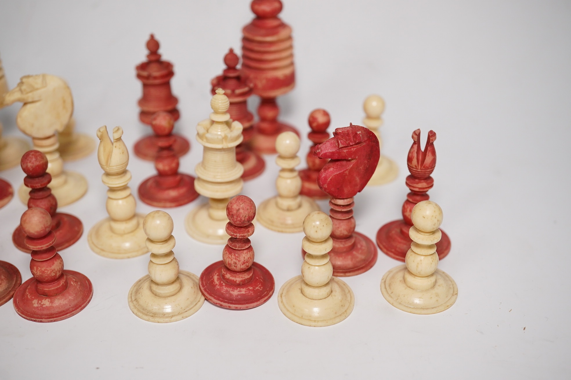 A 19th century barleycorn pattern bone set of chess pieces, 7.5cm high. Condition - fair, stained pieces faded